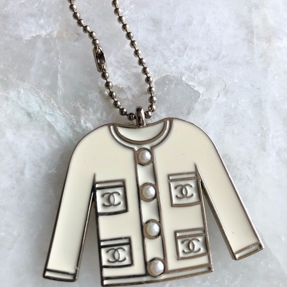 CHANEL Accessories - CHANEL white tweed CC & pearl blazer enamel key fob & charm